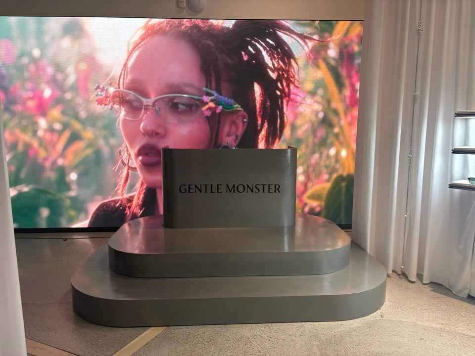 FKA twigs — view 3